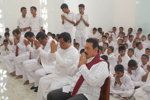 Presiden Sri Lanka, Mahinda Rajapaksa, Selasa (13/5/201) mengunjungi Sekolah Anda untuk berinterasik dengan para siswa yang sedang mengamalkan Sila dalam rangkaian Vesak 2558 EB.