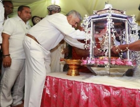 PM places the perahera casket