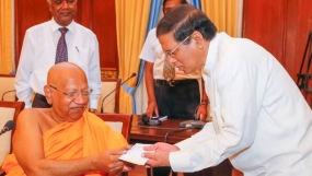 Indonesian Buddhists donate for flood and landslides victims in SL