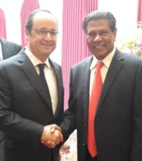 Ambassador presents New Year greetings to President Hollande