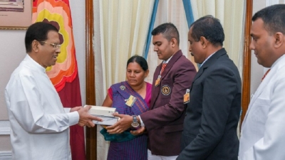 Well performed students at AL examinations in Polonnaruwa meet the President