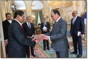 New Sri Lanka Ambassador presents Credentials to President of France