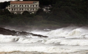 Thousands urged to flee as Typhoon Nangka hits Japan