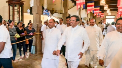 President worships Temple of the Sacred Tooth Relic