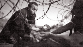 Image of migrant baby at barbed wire fence wins World Press Photo