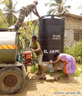 Troops provide drinking water to Jaffna Civilians