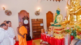 President worships Malwathu Maha Viharaya &amp; Asgiri Gedige