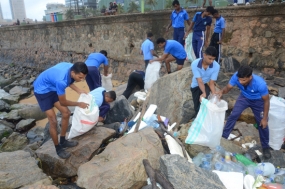 Navy cleans up Galle Face Green