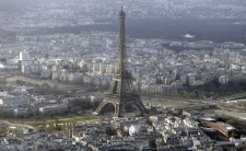 Eiffel Tower shut as staff walk out over pickpockets
