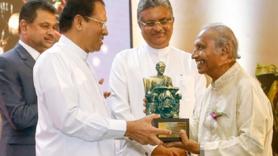 President presents awards to alumni of University of Sri Jayewardenepura
