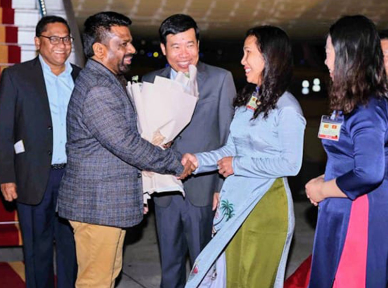 President Receives Warm Ceremonial Welcome at Noi Bai International Airport in Vietnam