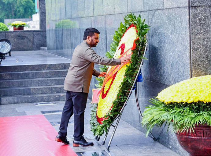 President Pays Floral Tributes at Ho Chi Minh Mausoleum and War Heroes' Monument