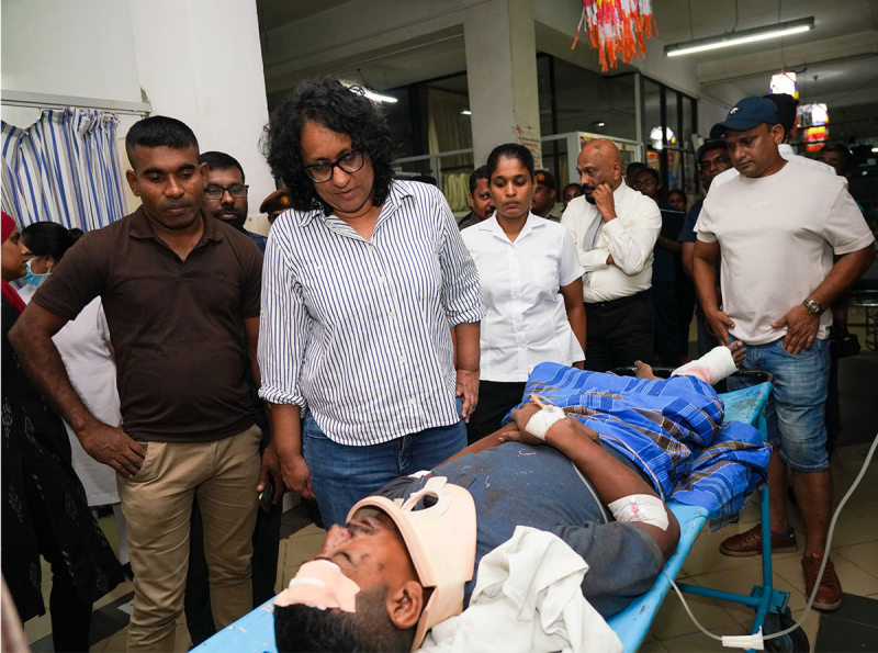 Prime Minister visits Gampola and Peradeniya Hospitals to check on the condition of those injured in Bus accident