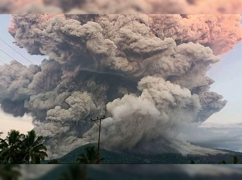 Bali flights cancelled after Indonesia volcano erupts