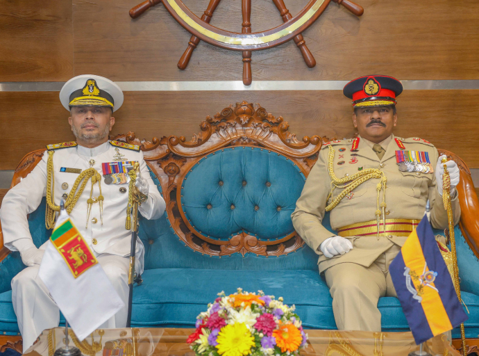 Commander of the Army pays official visit to Navy Headquarters 