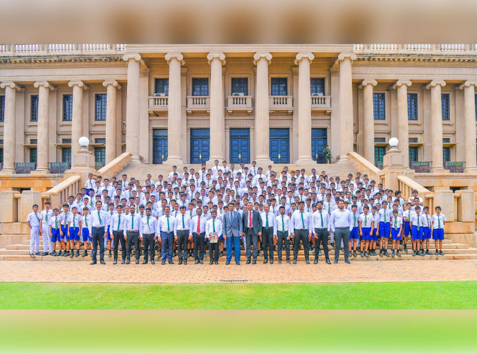 Students from Mawatagama Central College, Kurunegala and Sri Koneswara Hindu College, Trincomalee Visit the Presidential Secretariat and President’s House 