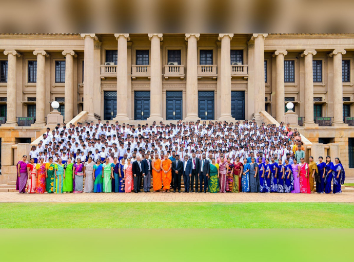 Students from Vidyaloka College Kandy, Vidyaloka College Weranketagoda and Junior School Digampathaha Visit the President’s House 