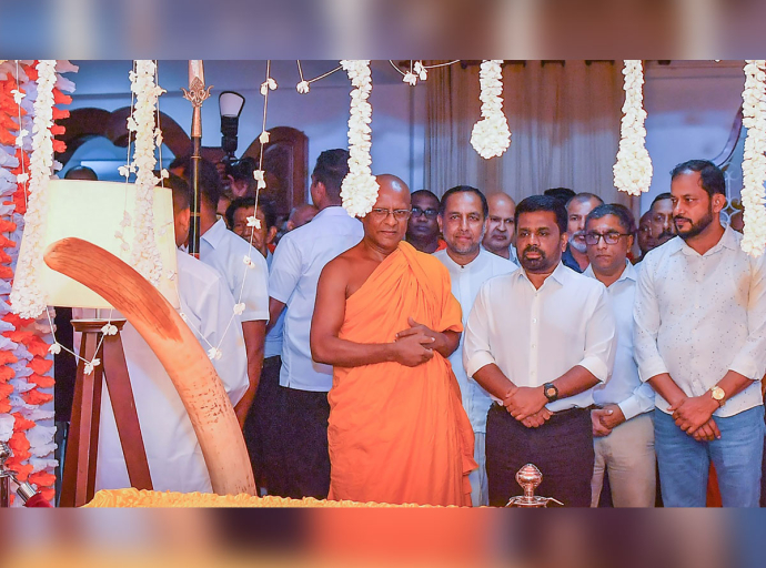 President Pays Final Respects to the Late Most Ven. Anamaduwa Sri Dhammadassi Anunayake Thero