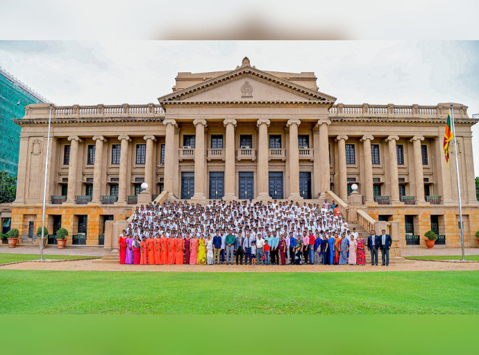 Students from Mahiyanganaya, Wahakotte and Kalmunai Schools Visit the President’s House