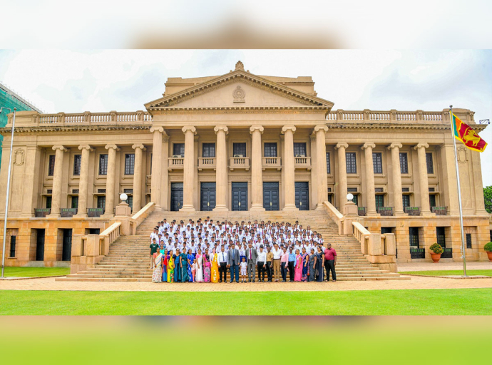 Students from Weera Colonel Niyomal Palipana Vidyalaya Ibbagamuwa and Thawalla Dhammaloka Maha Vidyalaya Kuliyapitiya Visit the Presidential Secretariat  
