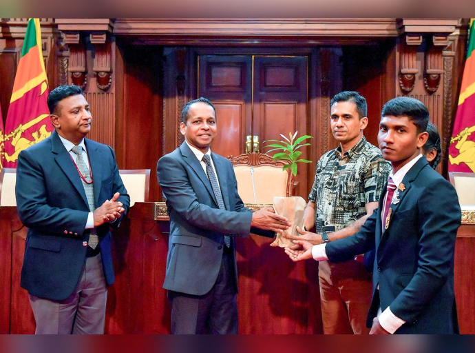 Students from Matara Mirissa Central College and Kuliyapitiya Gunananda Central College visit the Presidential Secretariat