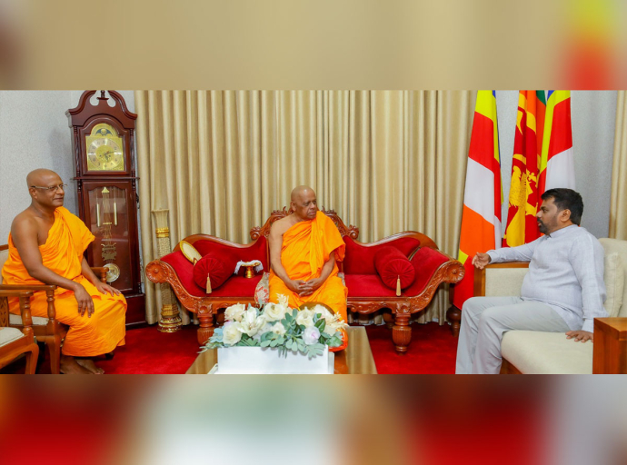 President calls on Malwatte and Asgiri Mahanayake Theros