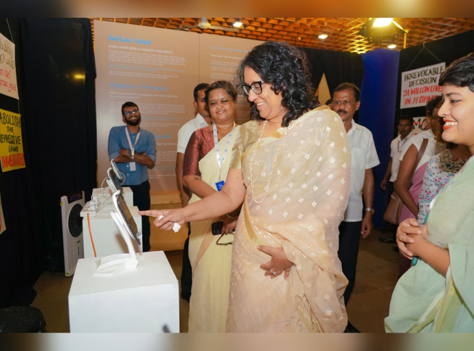 The Prime Minister visits “It's About Time” Mobile History Museum