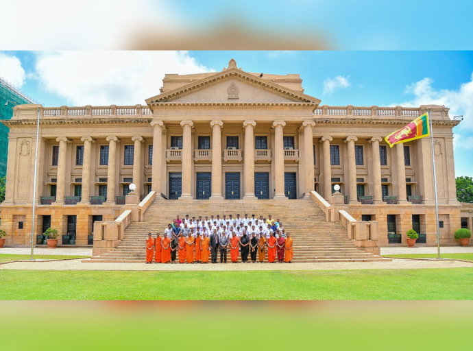 Monks of Rathanajothi Pirivena Trincomalee and students of Sri Gunanananda Junior School, Nakiyadeniya and Roman Catholic Junior School, Nittambuwa, visit the Presidential Secretariat