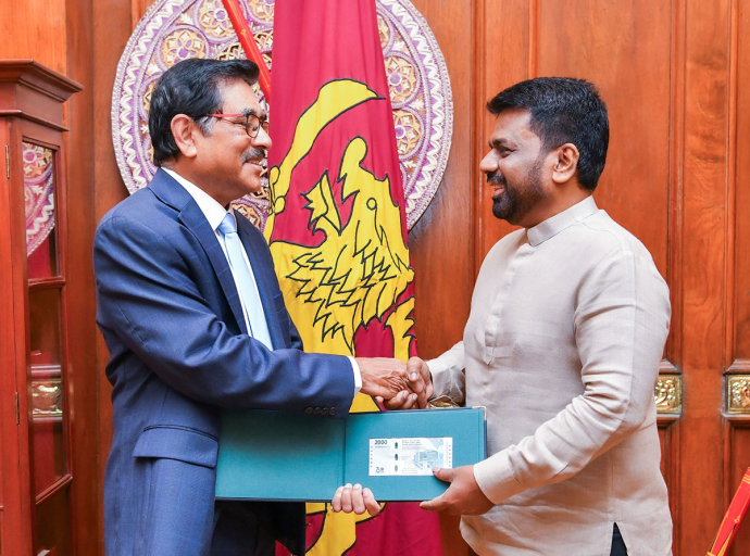 CBSL presents new Rs. 2000 commemorative note to the President on its 75th Anniversary