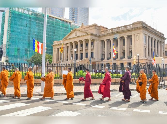 Secretary to the President Participates in Offering Pirikara to the Maha Sangha near the Presidential Secretariat
