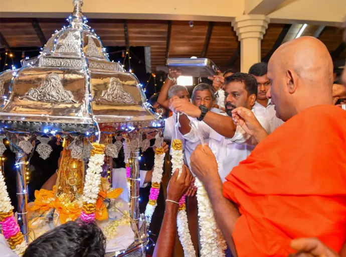 President Attends Annual Esala Perahera Festival at the Historic Mahiyanganaya Raja Maha Vihara