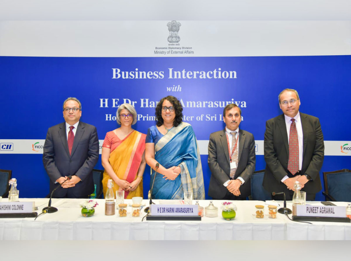 Prime Minister meets with representatives of the Indian Chambers of Commerce in New Delhi         