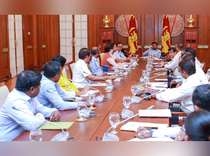 Meeting between the President and Officials of the Ministry of Industry