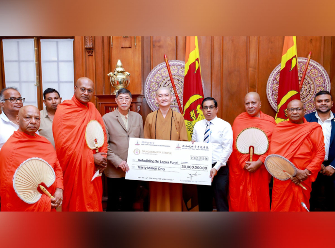 A Delegation Including the Chief Incumbent of the Hunupitiya Gangaramaya Temple, Ven. Kirinde Assaji Thera, Meets the President