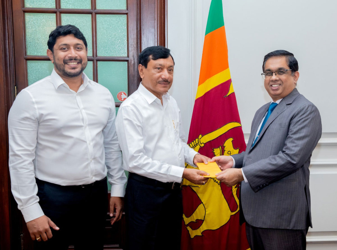 Thilakawardena Textile (Pvt) Ltd Donates to the ‘Rebuilding Sri Lanka’ Fund