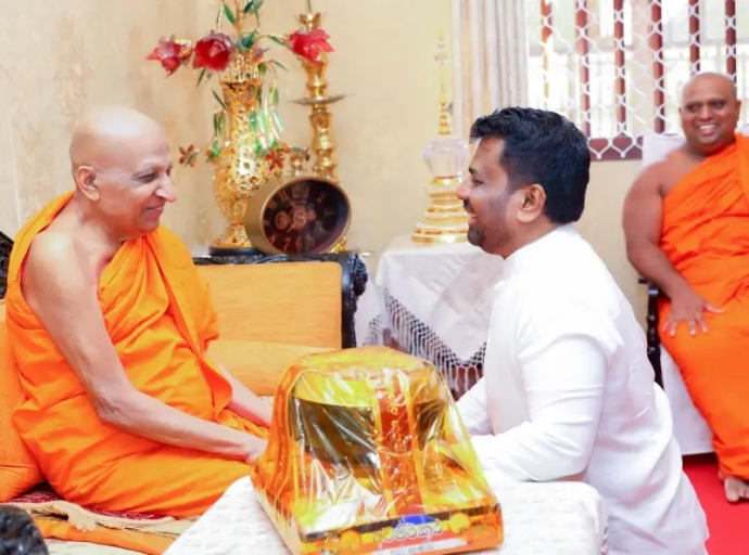 President Meets Malwathu Chief Prelate and Receives New Year Blessings