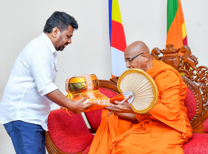 President Calls on Mahanayake Thera of Amarapura Maha Nikaya and Receives Blessings