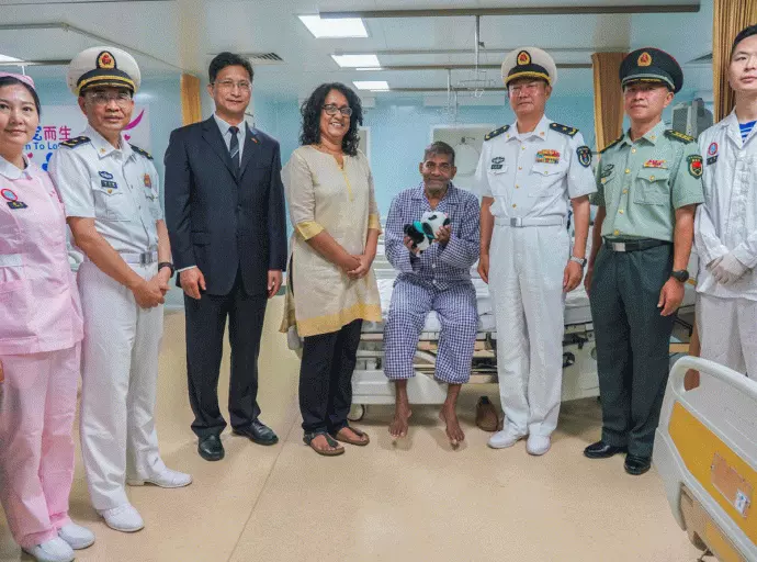 Prime Minister Visits Chinese Hospital Ship "Peace Ark" at Colombo Port