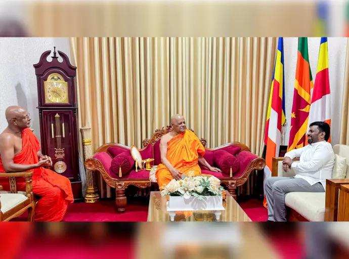 President Calls on Chief Prelates of the Malwathu and Asgiri Chapters