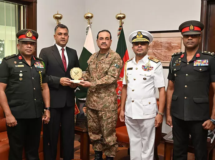 Defence Secretary Meets Pakistani Minister for Economic Affairs and Army Chief