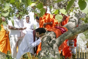 President performs religious rites at Jaya Sri Maha Bodhi