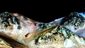 Martian salt streaks &#039;painted by liquid water&#039;