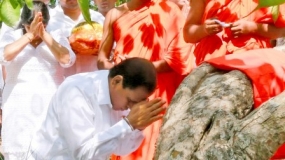 President worships sacred Jaya Sri Maha Bodhi