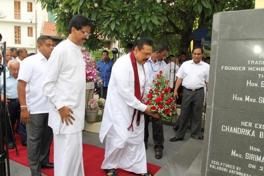 President pays floral tributes at T.B.Illangaratne&#039;s statue
