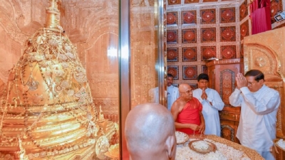 President pays homage to the Sacred Tooth Relic and secure blessings for the New Year