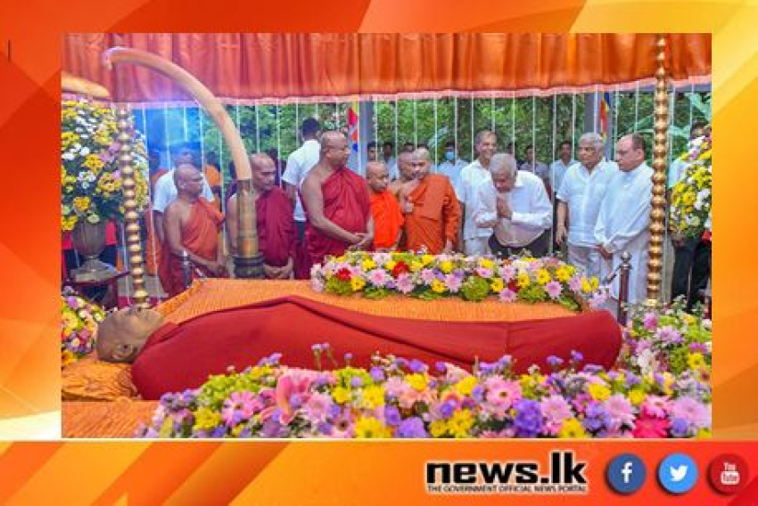 President pays last respects to Most Ven. Dodampahala Chandasiri Mahanayake Thero
