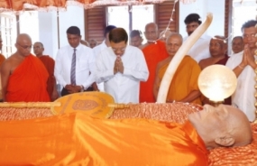 President pays last respects to late Mahanayaka Thero