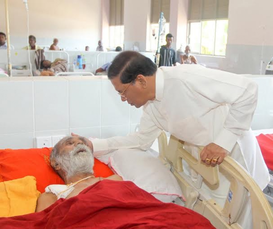 President visits Dimbulagala Chief Priest at Polonnaruwa Hospital