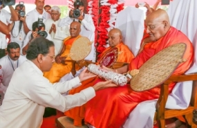 President offers &#039;Sannas Pathra&#039; to New Asgiriya Mahanayake Thero