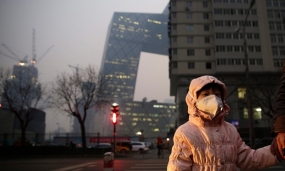 China pollution: First ever red alert in effect in Beijing